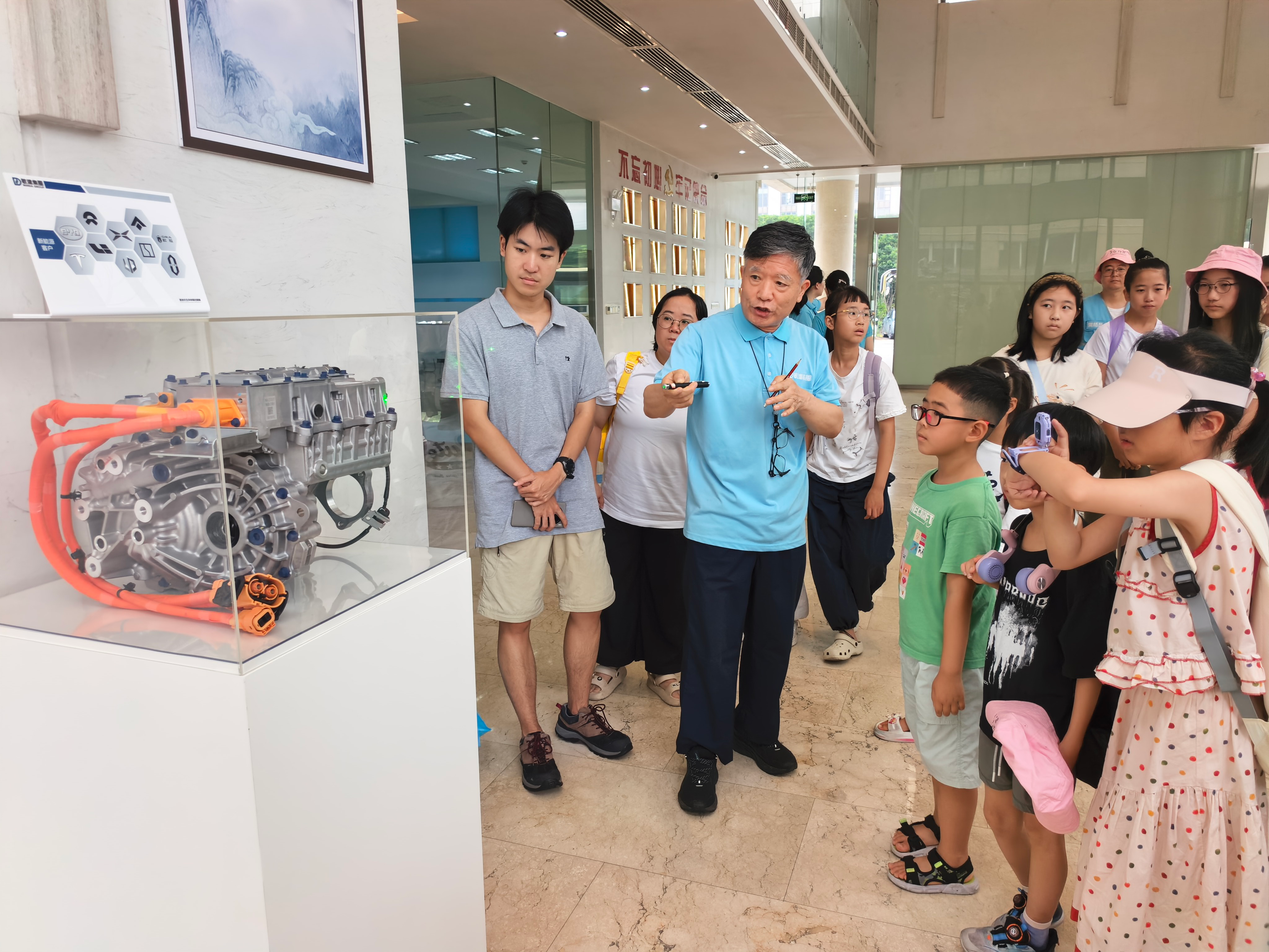 探秘前沿科技！青少年沉浸式感受智造魅力