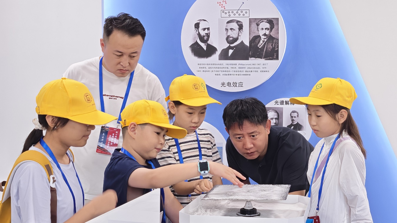 同心同圆同梦，石榴结籽映山红