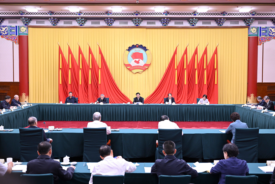                     王沪宁主持召开全国政协主席会议