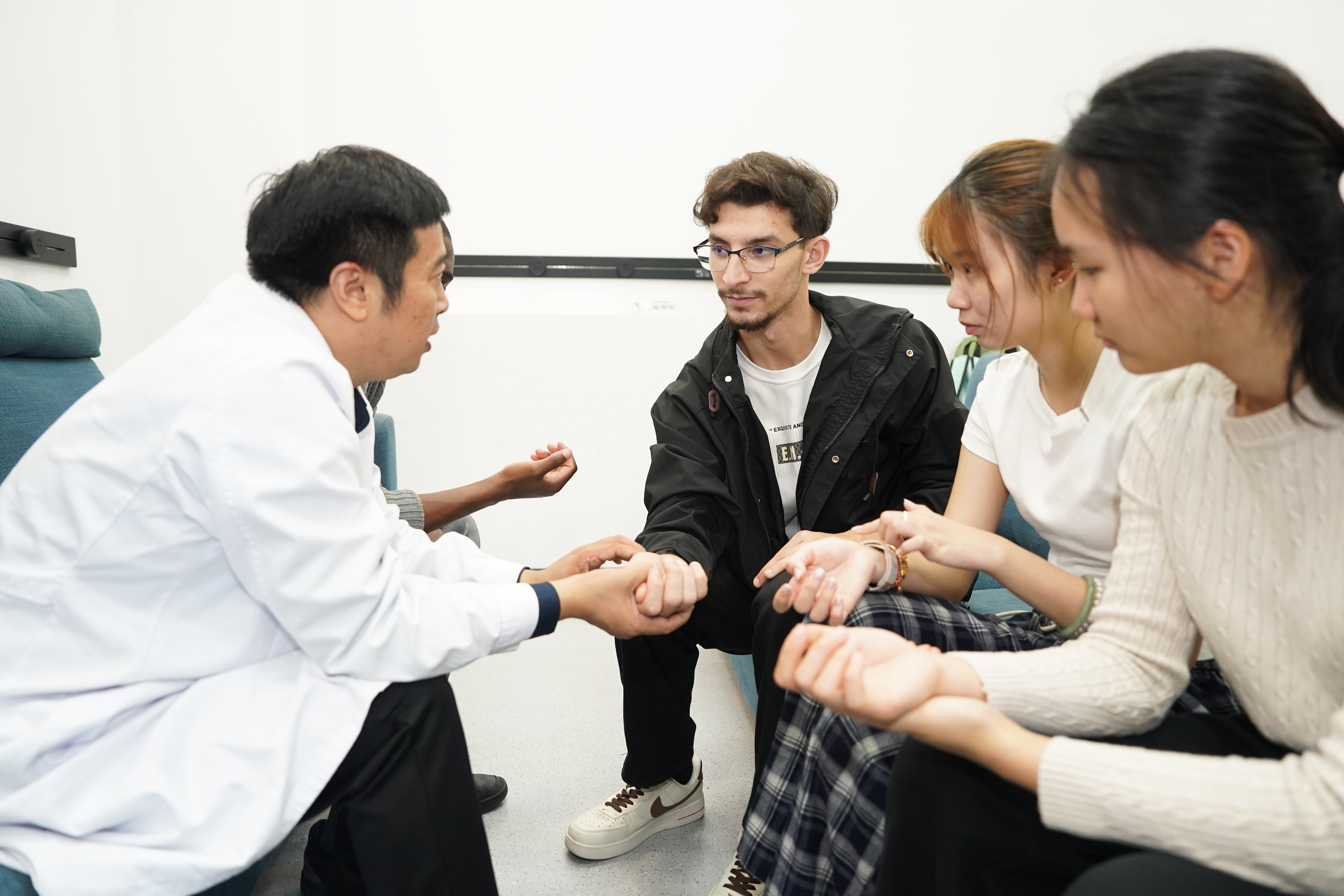 教育强国建设委员说・贯彻落实《教育发展“十五五”规划》|打通海归人才子女教育的“最后一公里”