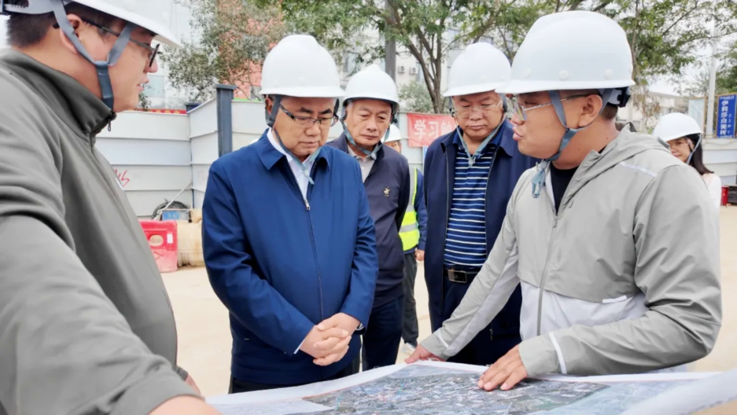 以重点提案推进银川市城中村与危旧房改造提质升级