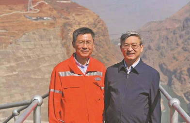 胡亚安（右）和白鹤滩水电站设计总工程师徐建荣坝顶合影
