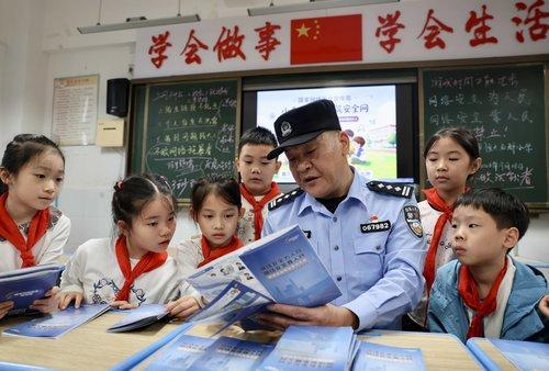 小手拉大手 共筑安全网