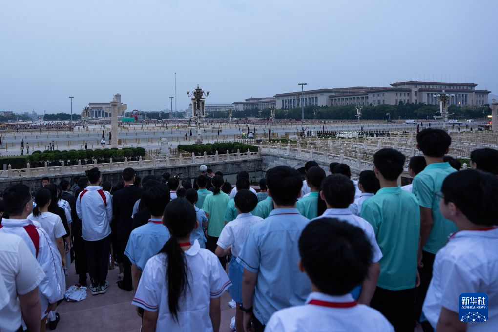 国旗引领青春路 同心共铸报国志——千名港澳青少年升旗队代表在京参加“向国旗敬礼”主题活动
