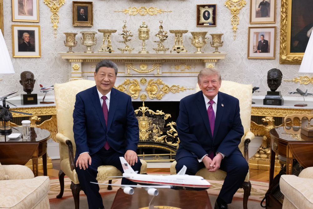 习近平同美国总统特朗普小范围交流