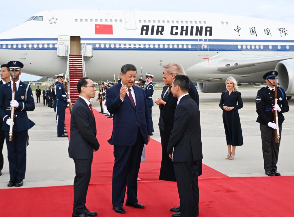 特写丨美国总统首次赴机场迎接中国国家主席