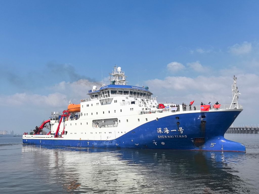 中国大洋100航次第二航段起航 “蛟龙”号首赴南太平洋开展作业