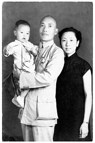 张振汉与妻子邓觉先和儿子张天佑合照(11208378)-20261014084929