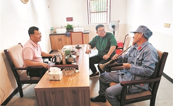 红土地上的“摆渡人”