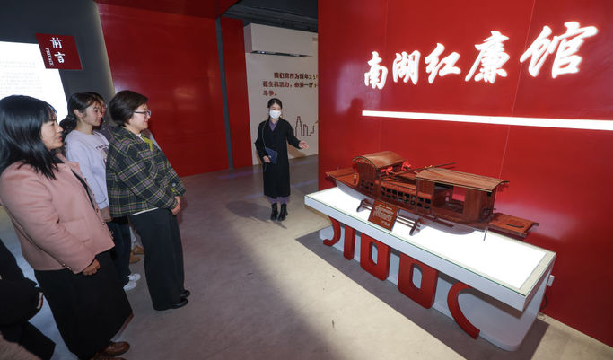以习近平同志为核心的党中央引领新时代全面从严治党纪实
