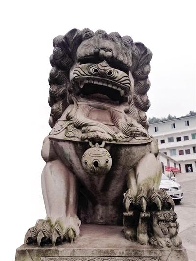 被偷走的石狮子又回来了，老板王先生对它们进行了加固处理