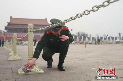 天安门警卫支队清洗护栏迎两会2