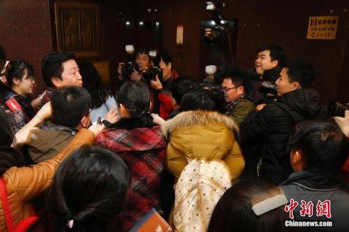 政协委员赵宝刚被记者围堵追问