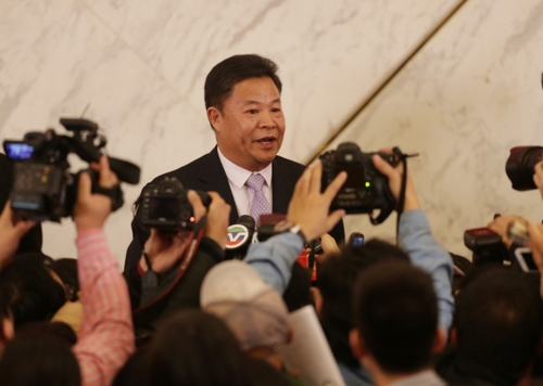 吕新华答记者问