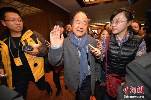 莫言温馨提醒追访记者“别摔倒”2