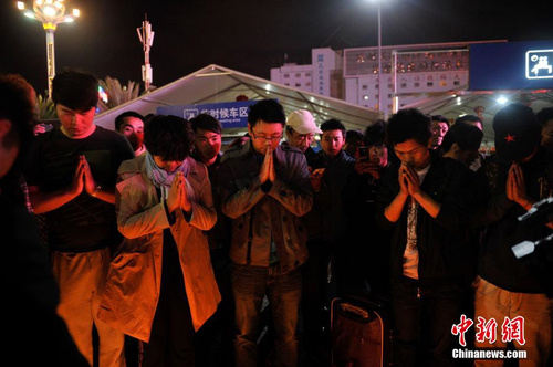 昆明市民在火车站为恐怖袭击受害者祈福3