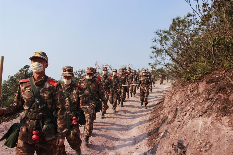 云南楚雄突发森林大火-近4000人扑救4