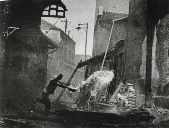 1938年7-9月间,汉口,一次日军的空袭之后。