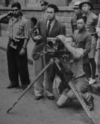 1938年的汉口,卡帕(左一)和伊文斯(中间西装者),电影摄影师佛诺 1938年的汉口,卡帕(左一)和伊文斯(中间西装者),电影摄影师佛诺