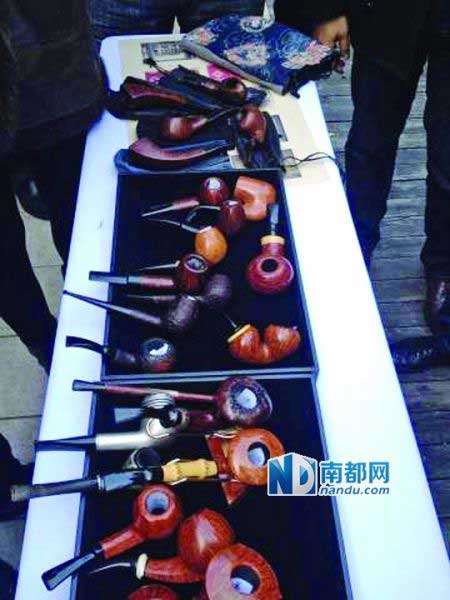“名流烟斗话春秋”时尚派对上，斗友们在晒自己的烟斗。