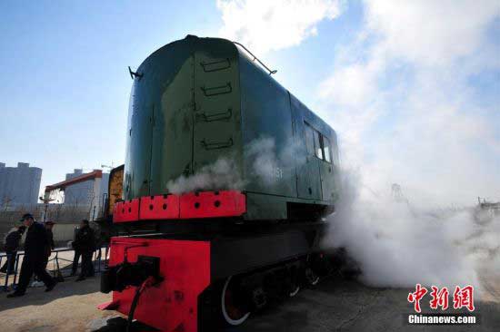 2月20日,火车司机登上“古董级”火车——Z151型蒸汽抓斗吊车。