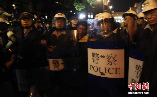 台湾“行政院”遭冲击4 台湾“行政院”遭冲击4