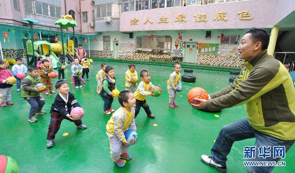 幼儿园“租”男幼师上体育课-3