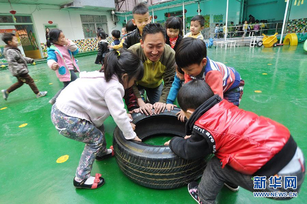 幼儿园“租”男幼师上体育课-2
