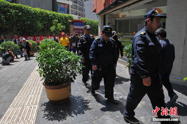 城管摆数百盆植物“大战”占道经营小贩5