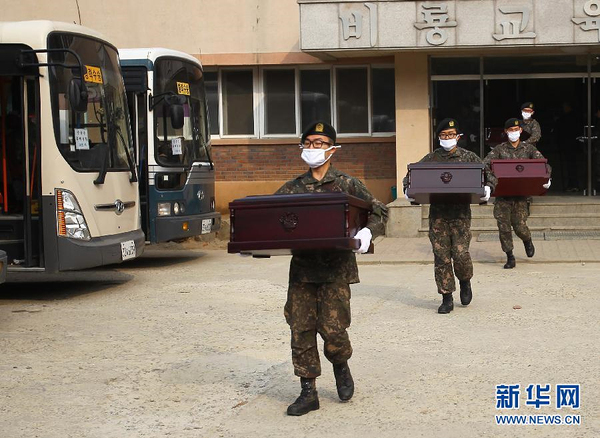 中国人民志愿军烈士遗骸交接仪式在韩国仁川机场举行3