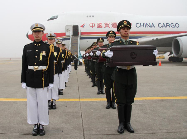 中国人民志愿军烈士遗骸交接仪式在韩国仁川机场举行2