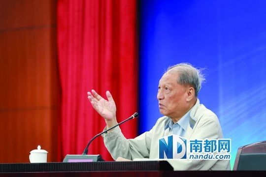 昨日广东职工大讲堂上，成思危主讲经济发展如何惠及民生。 南都记者 林宏贤 摄