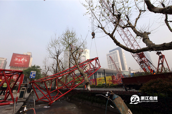 杭州市中心武林广场塔吊倒塌-已致一人死亡-4