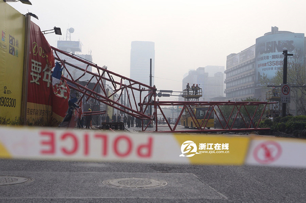 杭州市中心武林广场塔吊倒塌-已致一人死亡-3