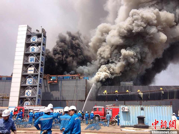 上海江南造船厂一八万吨级在建货轮起火2