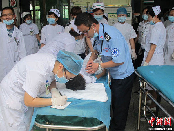 海南一小学组织春游发生车祸-致8名学生当场死亡4