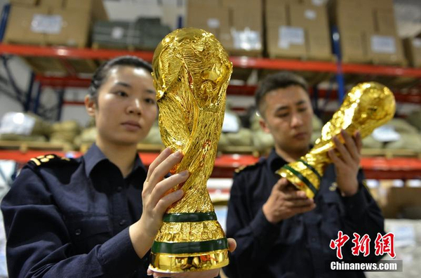 浙江义乌海关截获千余尊山寨“大力神杯”4