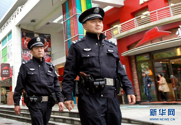 上海巡逻民警施行佩枪巡逻2