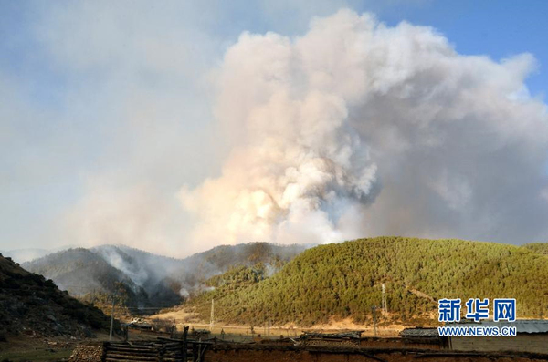 香格里拉一天内发生两起山林大火3