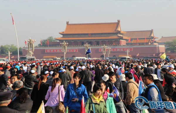 天安门广场提前迎五一旅游热2