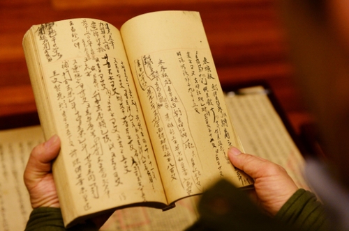 4月28日，上海交通大学曹树基教授在展示一本清朝嘉庆年间的炼铁工业记账本。