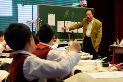 4月29日,在上海市第一师范附属小学,书法名家张信教孩子们握毛笔的正确方法。 4月29日,在上海市第一师范附属小学,书法名家张信教孩子们握毛笔的正确方法。