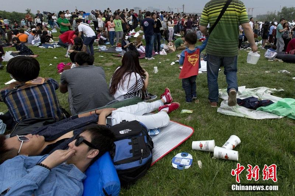 北京草莓音乐节过后公园草地遍地垃圾5