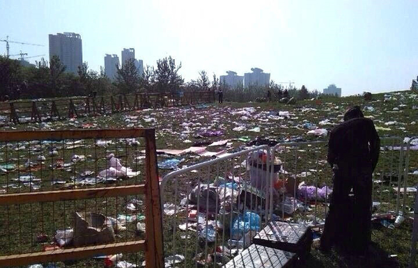 北京草莓音乐节过后公园草地遍地垃圾4