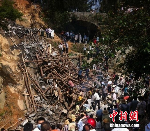 广东高州一大桥坍塌-已致5人死亡2