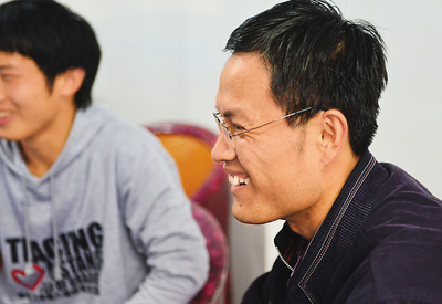湖北团省委学校部部长徐本禹（右）和母校华中农业大学“本禹志愿服务队”队员在一起。