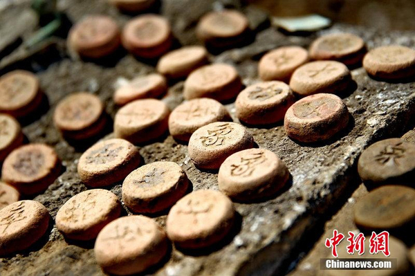 秦皇岛修复明长城发现泥土象棋2
