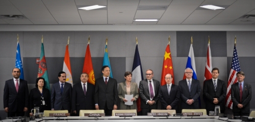 5月6日，在纽约联合国总部，联合国裁军事务高级代表凯恩（中）同中亚五国代表（左一至五）及中美俄英法五国代表（右一至五）一同出席《中亚无核武器区条约》议定书签署仪式。