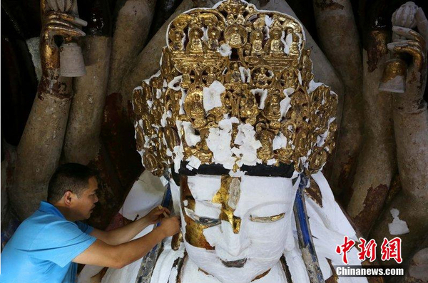重庆大足千手观音贴“面膜”-为修复做准备3