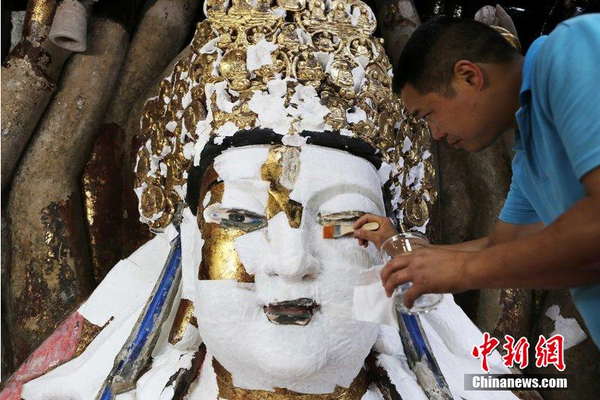 重庆大足千手观音贴“面膜”-为修复做准备2